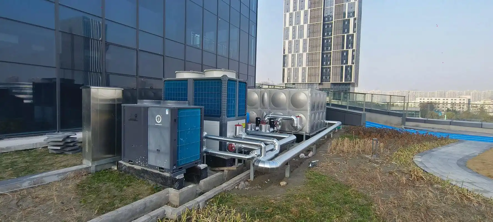 VRF heat recovery system with indoor fan coil units installed in a European airport terminal