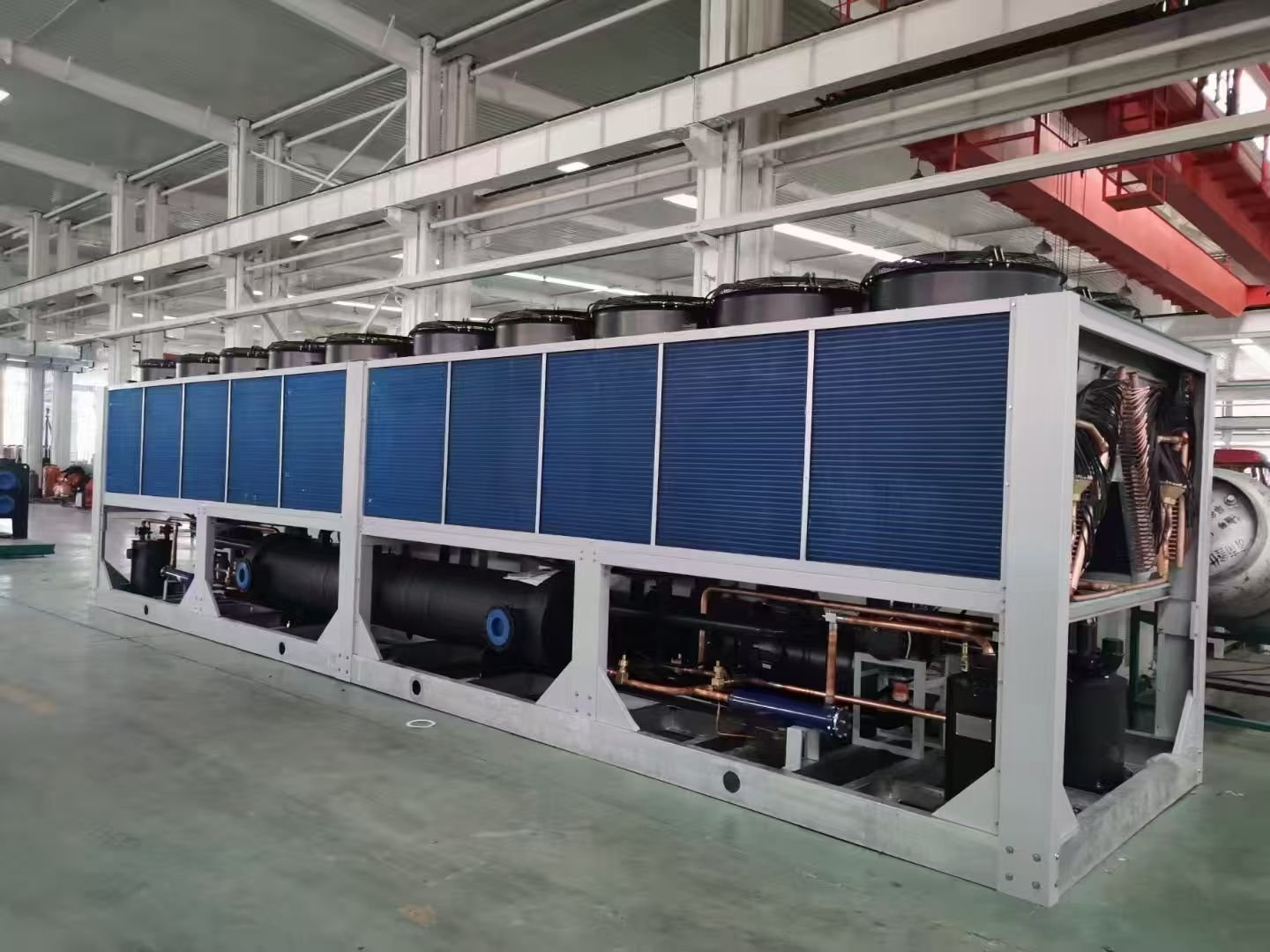 Air-cooled screw chiller for commercial and industrial cooling